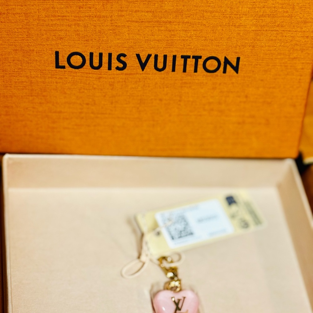 Louis Vuitton Pink Heart Charm with Gold LV Details and clasp New with tags - Picture 4 of 9